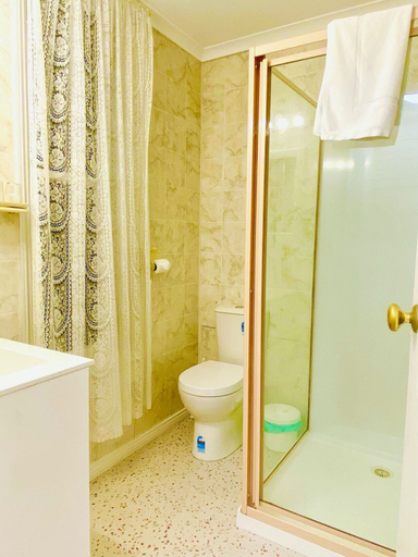 Bathroom 5, Hillview House Launceston, Launceston - Pt B