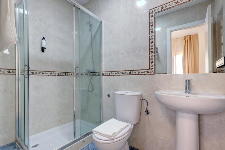 Bathroom 2, Hostal 37, Málaga