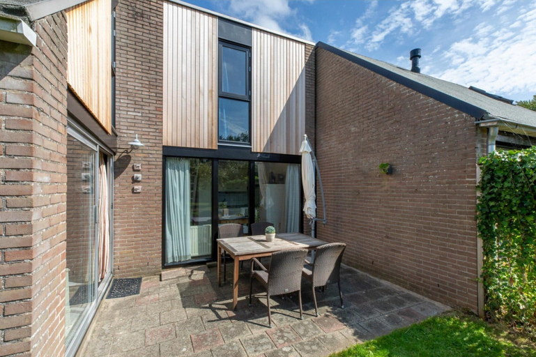 Exterior 5, Holiday Home in De Punt With Pool & Garden, Schouwen-Duiveland