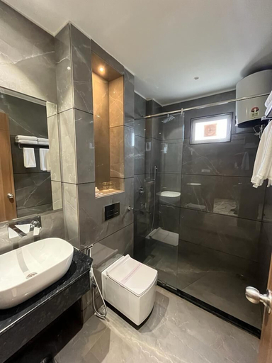 Bathroom 4, Hotel Three Seasons, Mathura