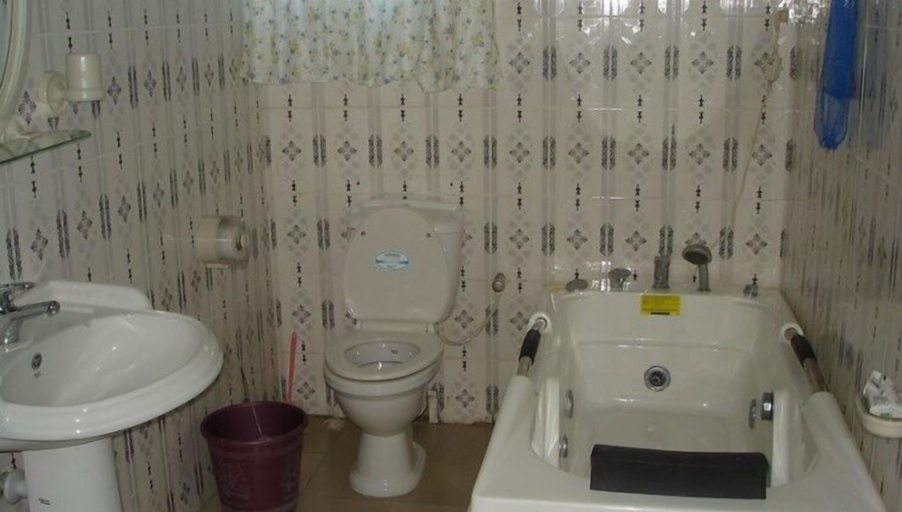 Bathroom, Davvy Hotel and Apartments, AbujaMun