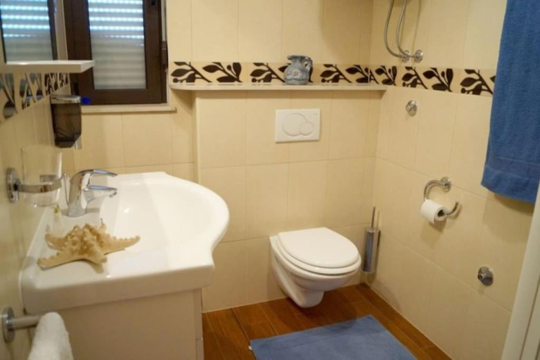 Bathroom 3, Villa Bruna, Okrug