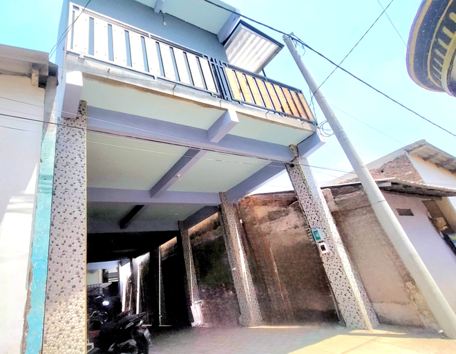 Exterior & Views, RedDoorz @ Queen Asri Premium, Kediri