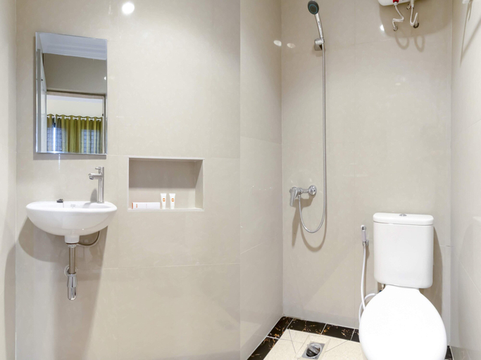 Bathroom 4, Capital O 1585 Ring Road Residence, Medan