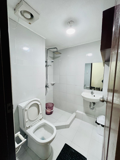 Bathroom, One BR Condo Unit with WiFi & Netflix at One Oasis, Cagayan de Oro City