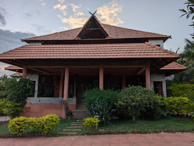 Exterior & Views