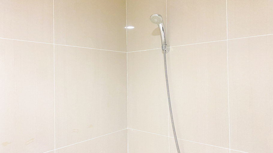 Bathroom 5, Enjoy Living 1BR at Paramount Skyline Apartment By Travelio, Tangerang