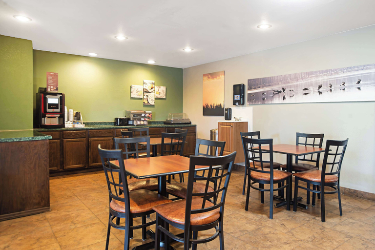 Food & Drinks 5, SureStay Plus Hotel by Best Western Bettendorf, Scott