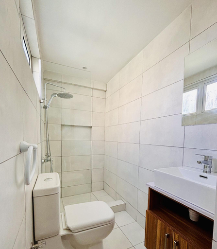 Bathroom 4, Phoenix Beach, Black River
