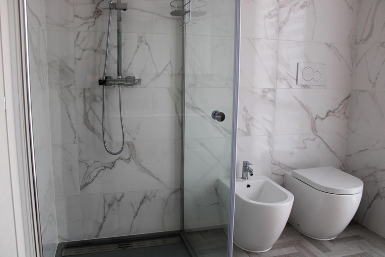 Bathroom 3, GF Holiday Suite 3, Savona
