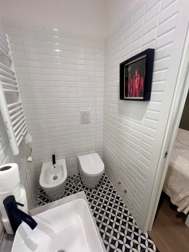 Bathroom 3, Lion suite, Napoli