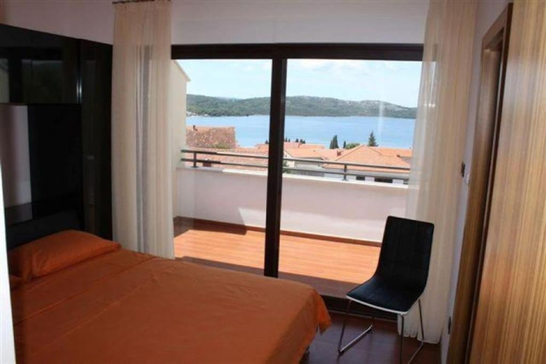 Others 4, Villa Bruna, Okrug