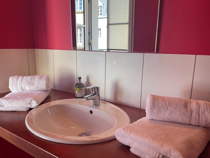Bathroom 5, Castel de Mirambel, Hautes-Pyrénées