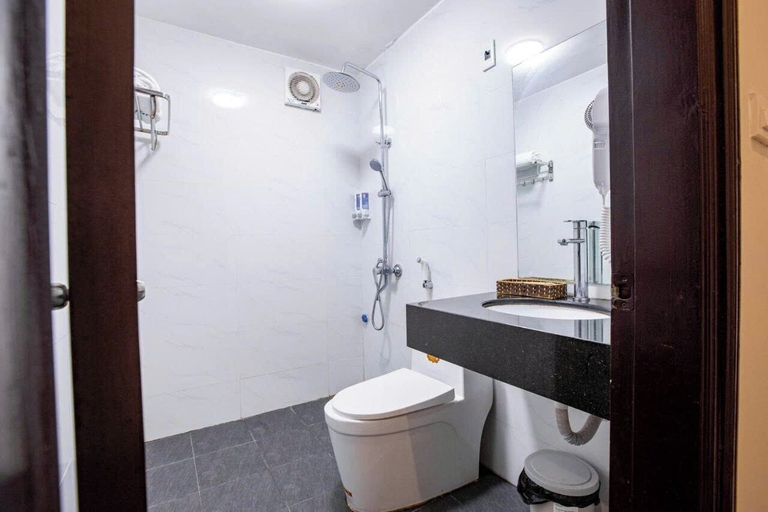 Bathroom 5, Hai Yen Hotel - 109 Tran Duy Hung, Cầu Giấy