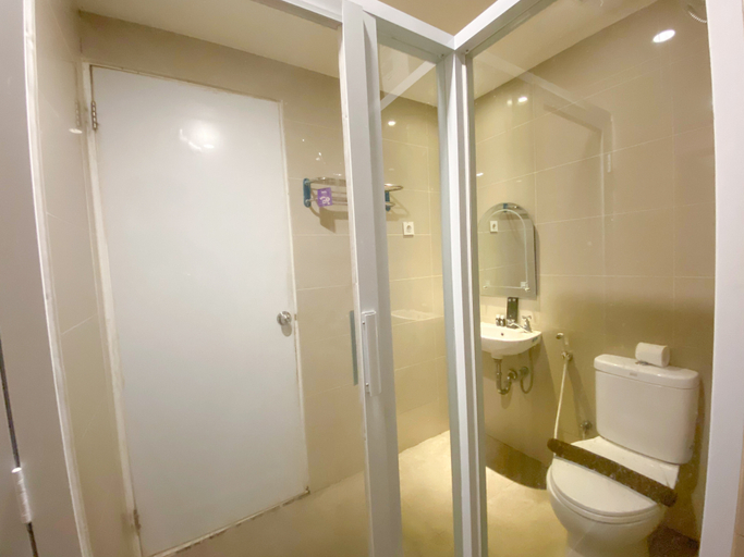Bathroom 5, Cozy and Modern Studio Apartment Sentraland Semarang By Travelio, Semarang