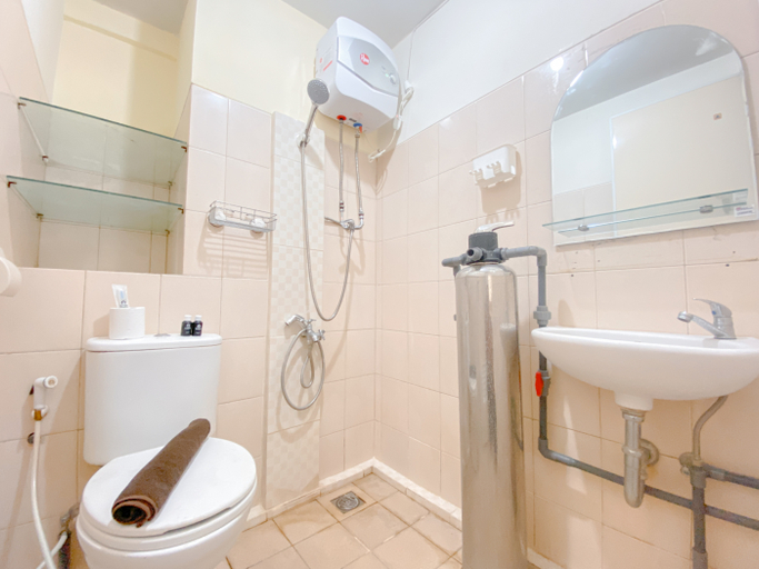 Bathroom 5, The Cozy Abode 2BR Apartment at Tamansari Panoramic By Travelio, Bandung