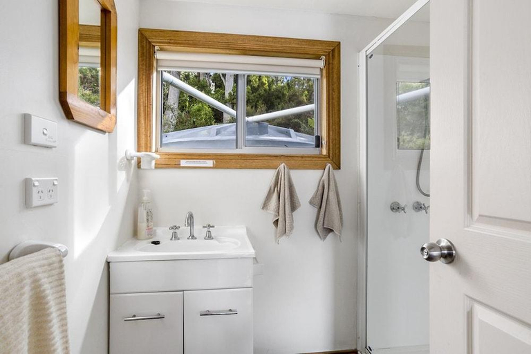 Bathroom, Summertime Beach Cottage, Huon Valley