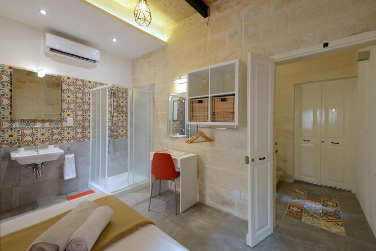 Others 5, Private rooms with bathroom in Valletta