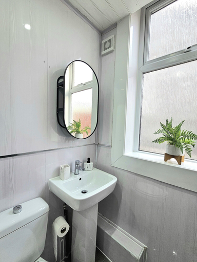 Bathroom 3, Spacious Haven with Free Parking, South Lanarkshire