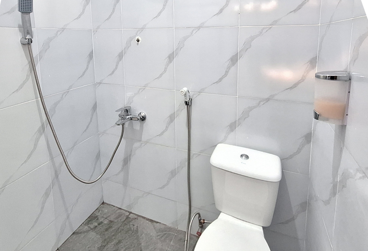 Bathroom 3, RedDoorz @ Queen Asri Premium, Kediri