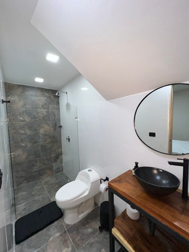 Bathroom 5, LAURELES INN, Medellín