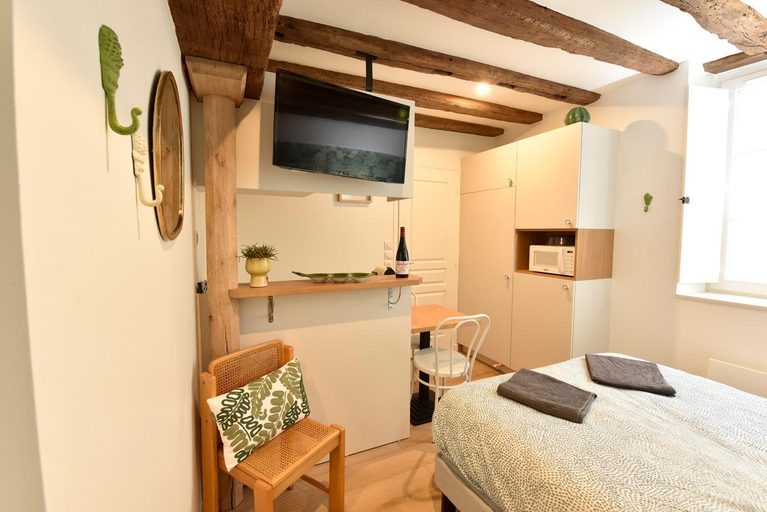 Bedroom 2, La Lirosane, 3 studios, 3,7km du Zoo, Centre-ville, Loir-et-Cher