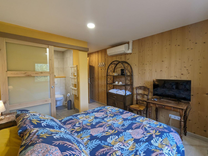 Bedroom 2, Chambre climatisee avec salle d'eau privative et acces jardin - FR-1-589-664, Vosges