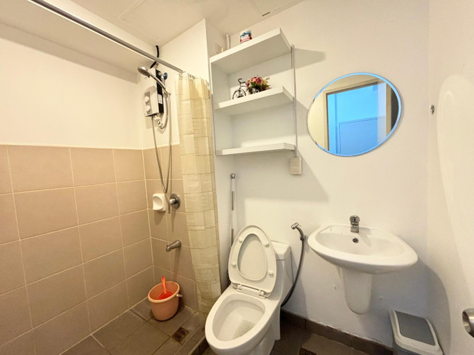 Bathroom 5, Heart of the City CDO Wifi Netflix, Cagayan de Oro City