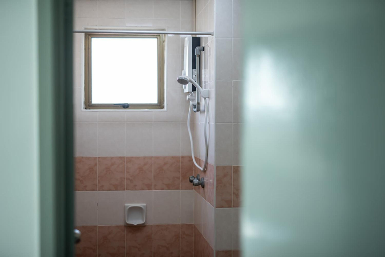 Bathroom 4, A Modern 3BR Home Near Danga Bay, Free Parking, Johor Bahru