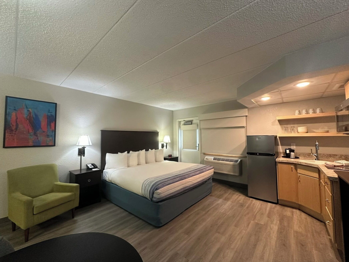 Bedroom 4, AmericInn by Wyndham Menominee, Lake Michigan