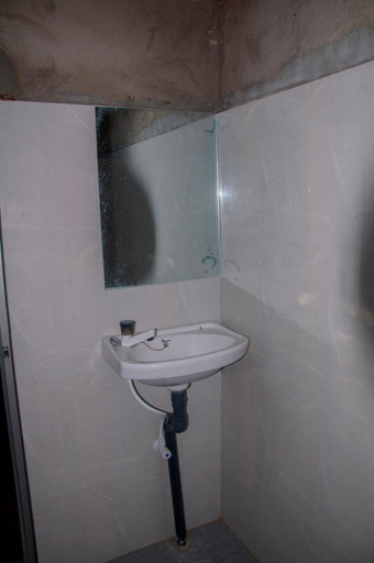 Bathroom 1, Hotel Chanaya, Ambanpola