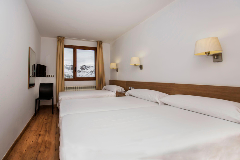 Bedroom 3, Hotel Catalunya Ski, Pyrénées-Orientales