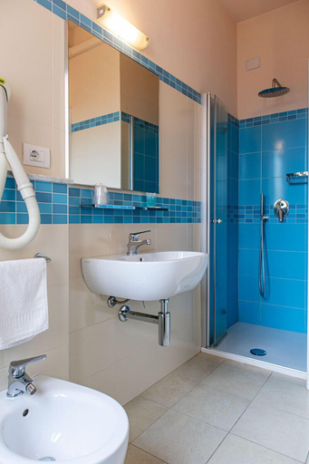 Bathroom 5, Hotel Villa San Giuseppe, Imperia