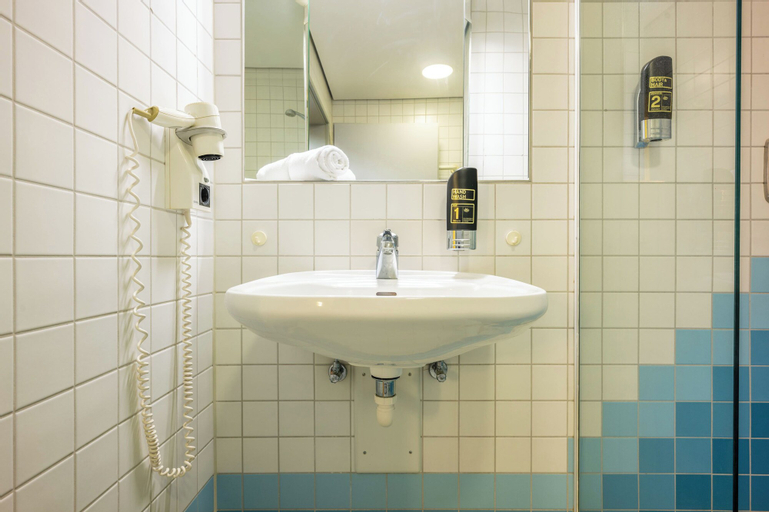 Bathroom 18