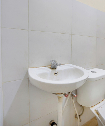 Bathroom 4, OYO 91035 De Ritz Residence, Surabaya