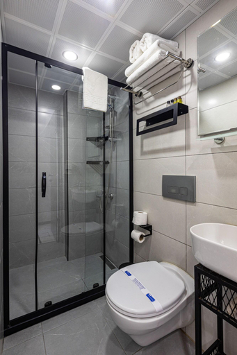 Bathroom 3, Apollo Hotel & Apartments, Beyoğlu