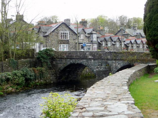Others 4, Dolafon, Gwynedd