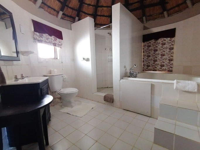 Bathroom 4, Hawklee Country House, Umgungundlovu