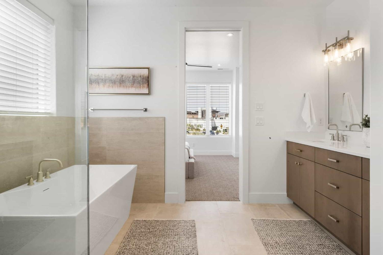 Bathroom 4, Paddleboard Paradise home, Washington