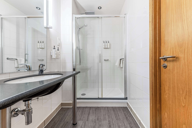 Bathroom 4, Park Inn by Radisson Peterborough, Peterborough
