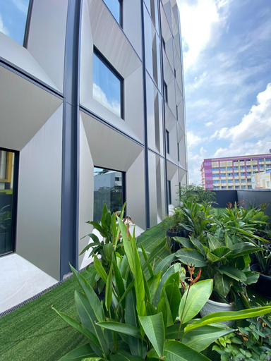 Exterior & Views 21