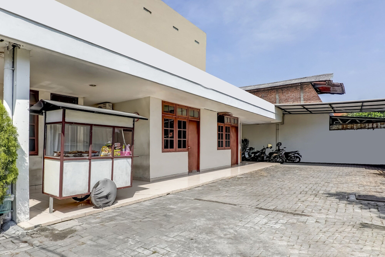 Exterior & Views 1, OYO 91361 Benlin D'kost Syariah, Surabaya