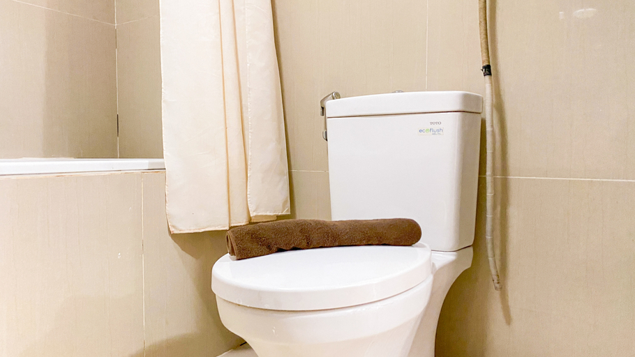 Bathroom 5, Homey and Comfort Stay 2BR at Paramount Skyline Apartment By Travelio, Tangerang