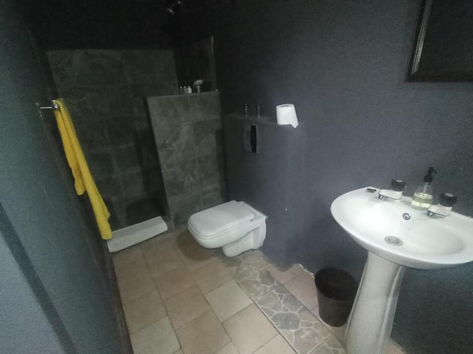 Bathroom, Oteng Guest House, Nkangala