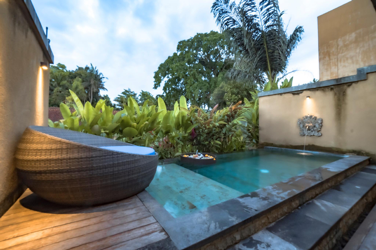 Swimming Pool 25