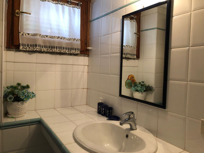 Bathroom 3, La Cinta, Nuoro