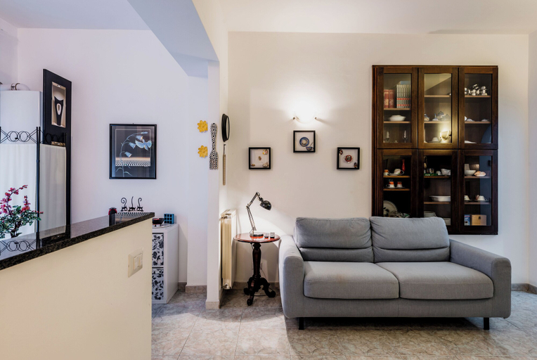Others 4, Coralie House, Messina
