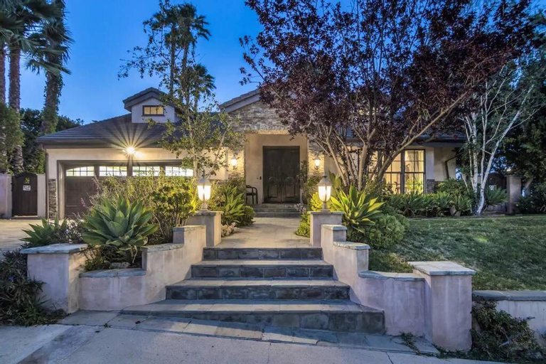 Gorgeous villa w/pool, spa, b-ball court & view!, Los Angeles