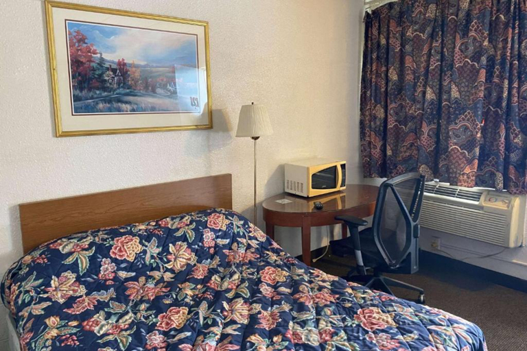 Bedroom 5, Super 8 by Wyndham Rockford South, Winnebago