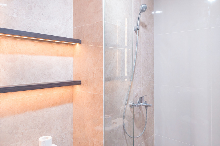 Bathroom 5, Modern Look and Comfort Studio at Transpark Bintaro Apartment By Travelio, South Tangerang